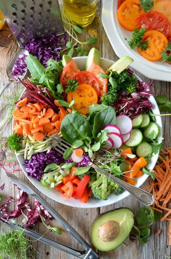 10 recettes de salades salées colorées et équilibrées